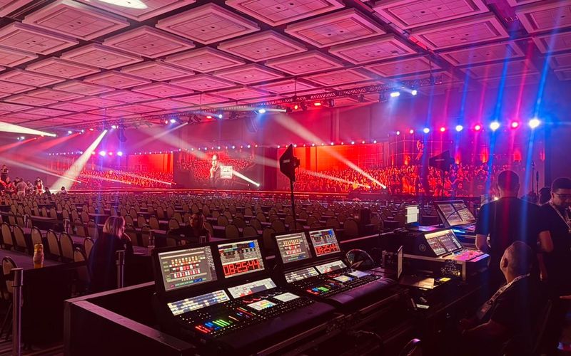 Plenária do Safe Experience no Royal com operação audiovisual e iluminação cênica