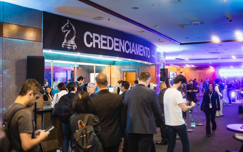 Área de credenciamento tecnológico do 7Th AI Experience com participantes